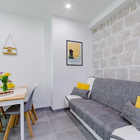 Mia Apartment Split