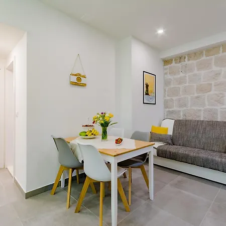 Mia Apartment Split